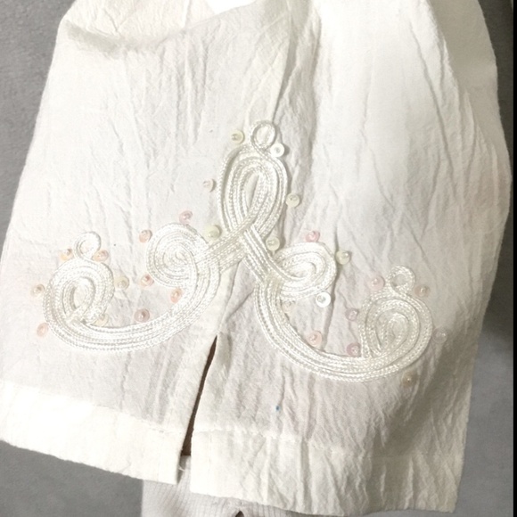 NWT~Club Z Collection White Capri Pants with Applique - Size Medium - Picture 3 of 8